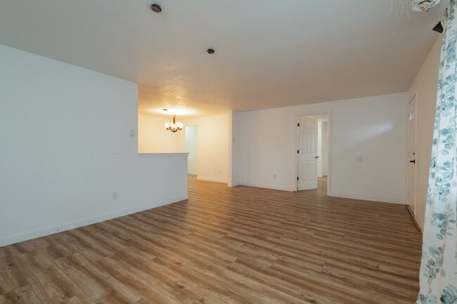 Building Photo - 938 E 65th St