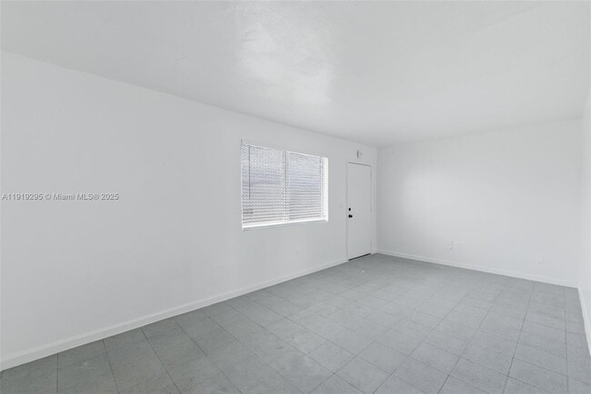 Building Photo - 126 SW 18th Ave