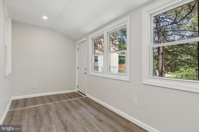 Building Photo - 439 Old Elm St