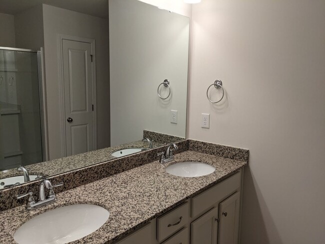 Building Photo - 3 Bedroom Townhome Sherrill's Ford