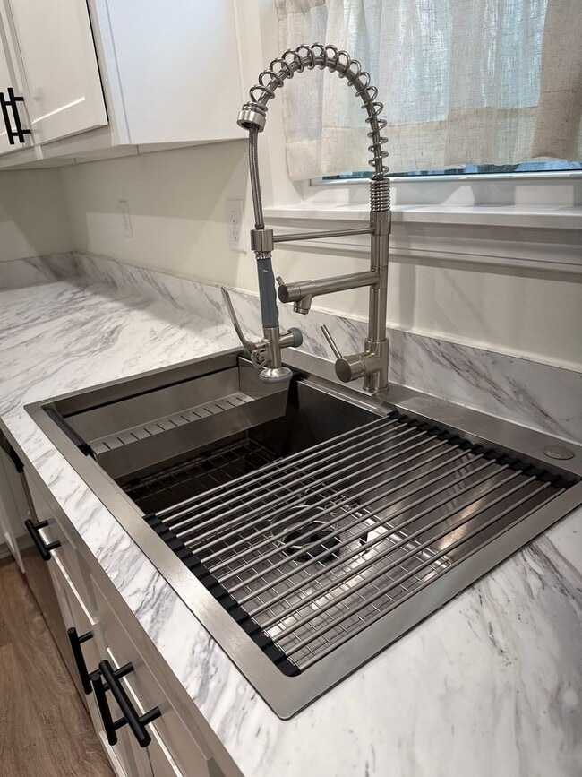 Building Photo - Beautiful ranch home