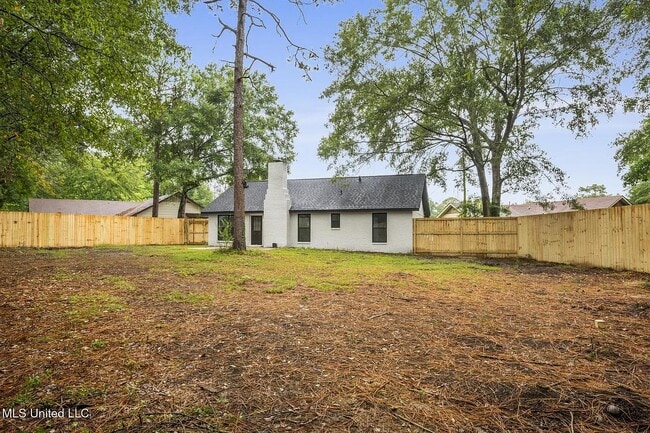 Building Photo - 214 W Lakewood Dr