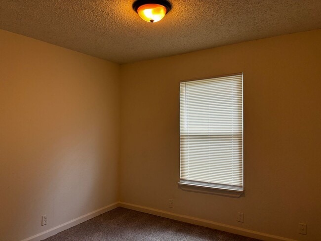 Building Photo - 3 Bedroom 2 Bath