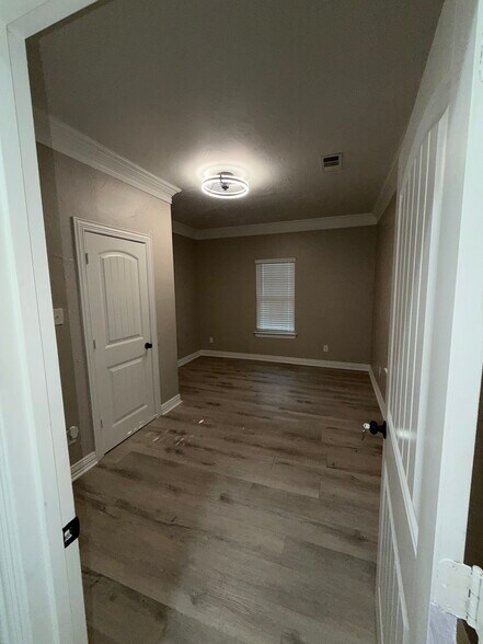 Building Photo - 5617 Carver Dr