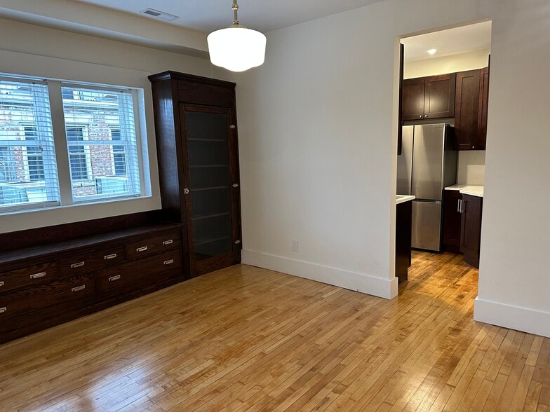 Building Photo - 412 Pleasant St