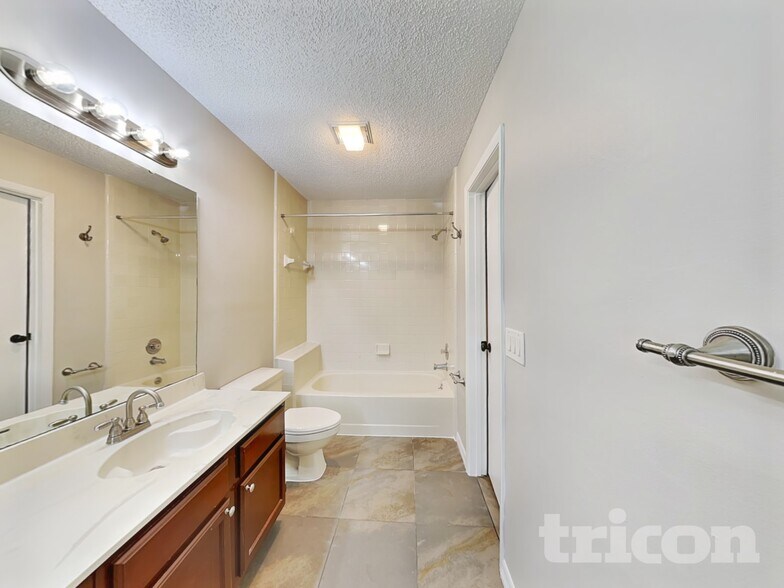 Building Photo - 419 E Springtree Way