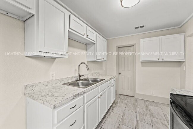 Building Photo - Newly Renovated 3 Bedroom Home with Screened Porch