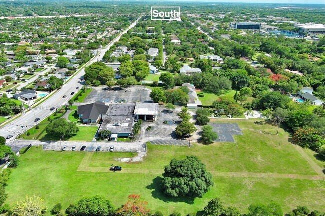 Building Photo - 10834 N Kendall Dr