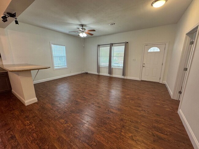 Building Photo - Pensacola - North Hill - 2 bed, 2 bath