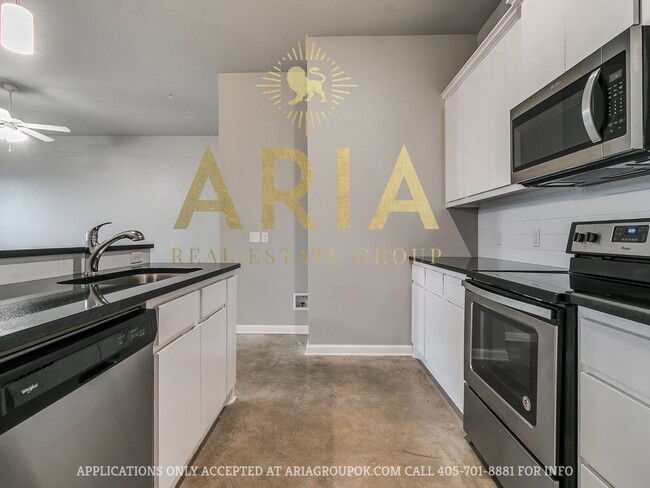 Building Photo - West Norman Urban Contemporary 3 Bed/2.5 Bath West Main Lofts Townhome Available Now!