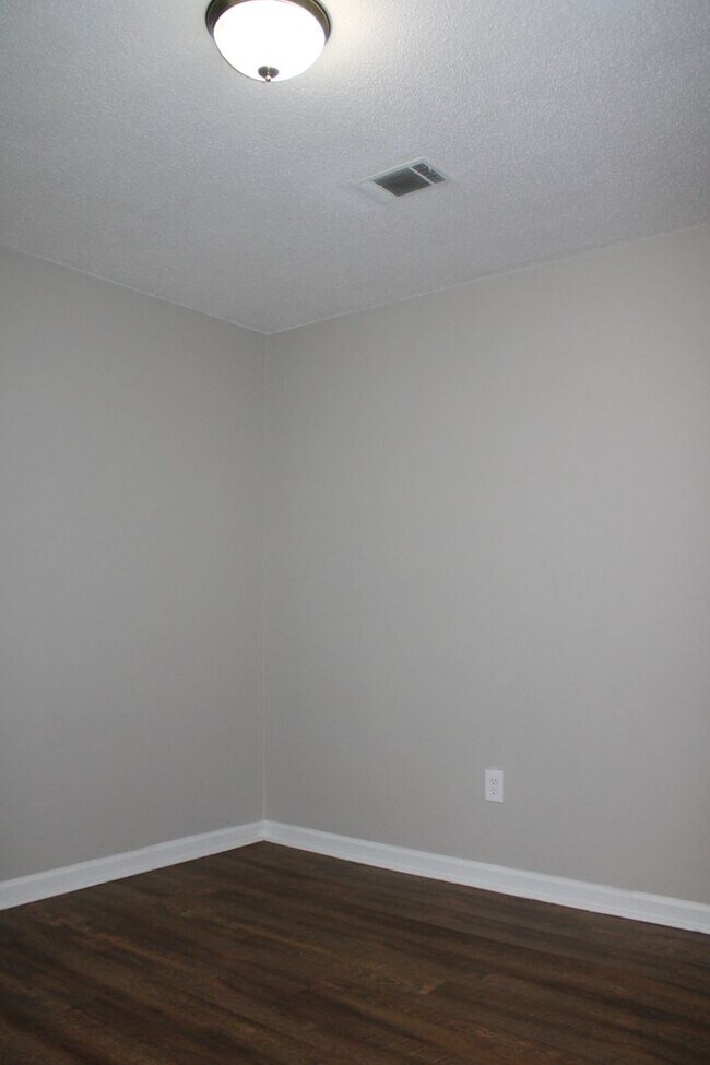 Building Photo - Charming 3BR/2BA Rental in Sand Ridge Neighbourhood