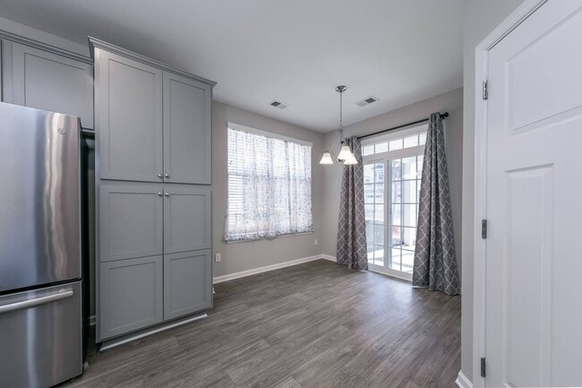 Building Photo - Like New one level living