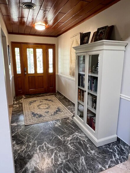 Building Photo - 305 W Sweetwater Creek Dr