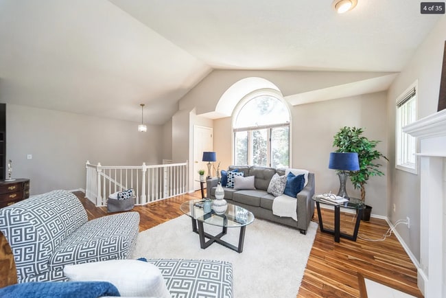 Building Photo - Desirable Clive Home with Easy Metro Access