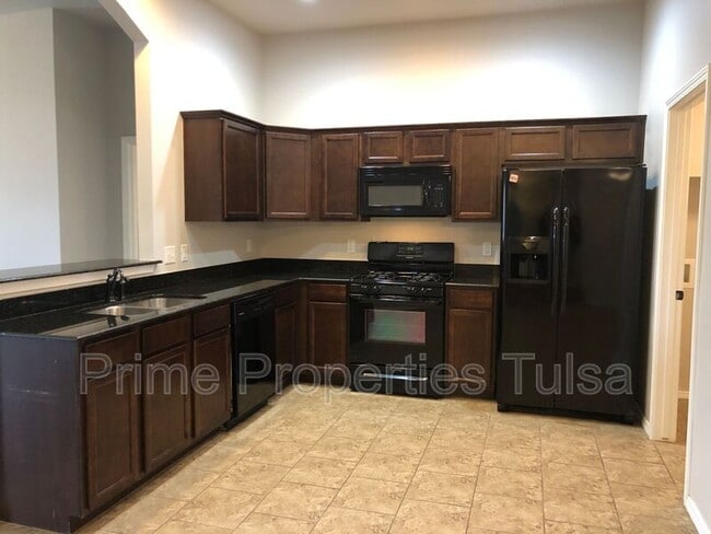 Building Photo - 14763 S Lakewood Ave