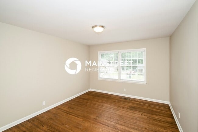 Building Photo - 5 Bedroom Pet-Friendly Home in Center Poin...