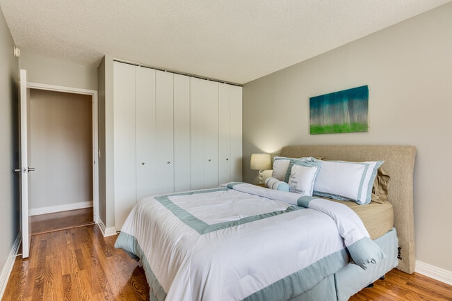 Building Photo - 350 W Belden Ave