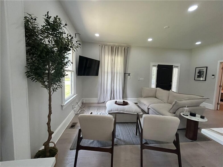 Building Photo - 1701 Lanier Dr SW