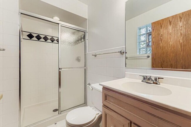 Building Photo - 3 bedroom in Chicago IL 60625