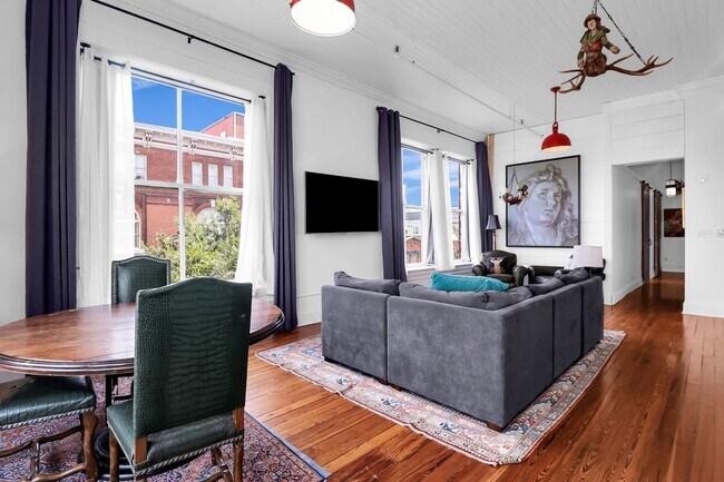 Building Photo - Stunning Corner Loft in the Heart of Historic Downtown Savannah