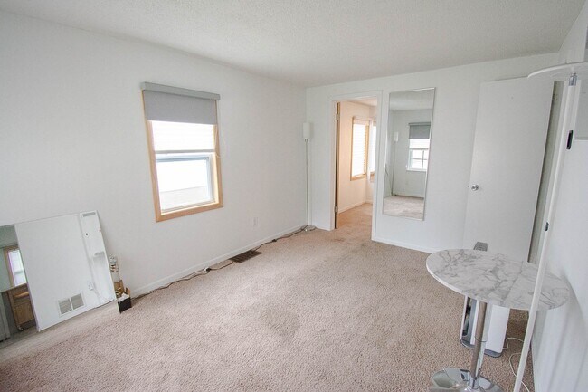 Building Photo - Cozy 2 Bedroom SE Rochester Home with Incredible Yard!