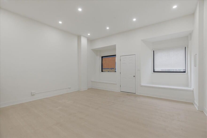 Building Photo - 4004 N Bell Ave