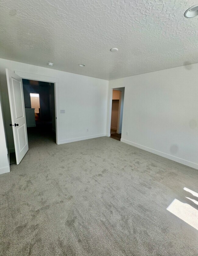 Building Photo - 5719 S Weehawken Ln
