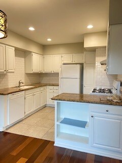 kitchen w/granite counter tops, stove, microwave, dishwasher & refrigerator - 10481 Riverside Dr