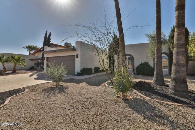 Building Photo - 10421 E Silvertree Dr