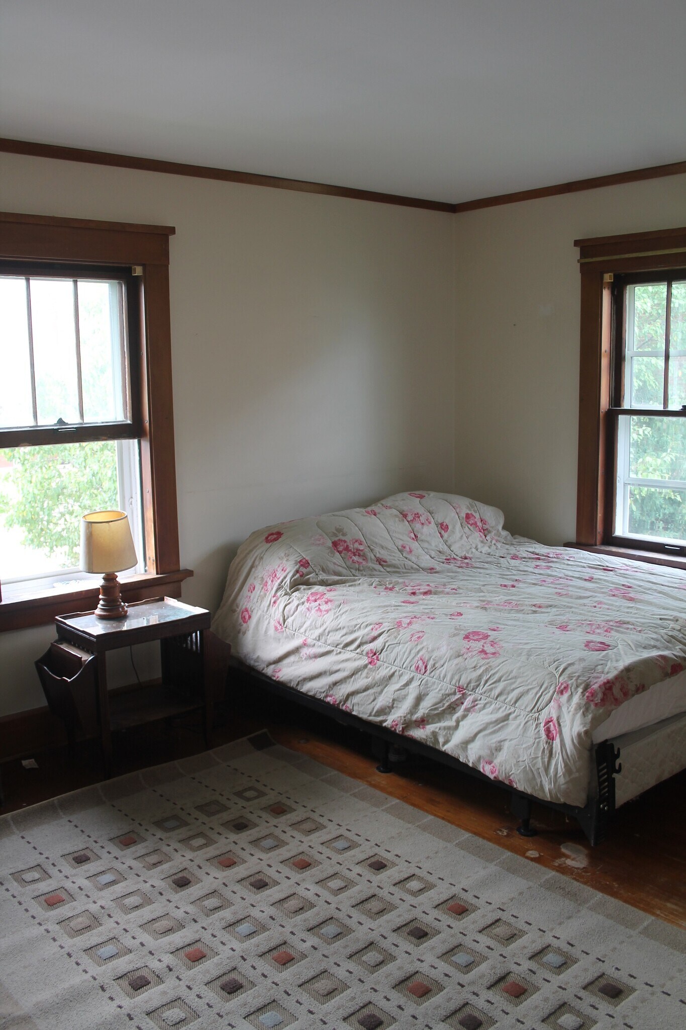 4 quiet comfortable bedrooms - 106 SE 2nd Ave