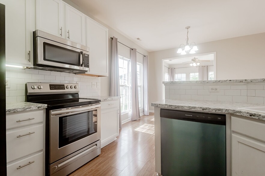 Building Photo - 125 Cloverwood Dr SW
