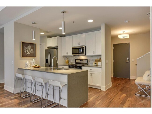 Building Photo - 212 10th Ave S