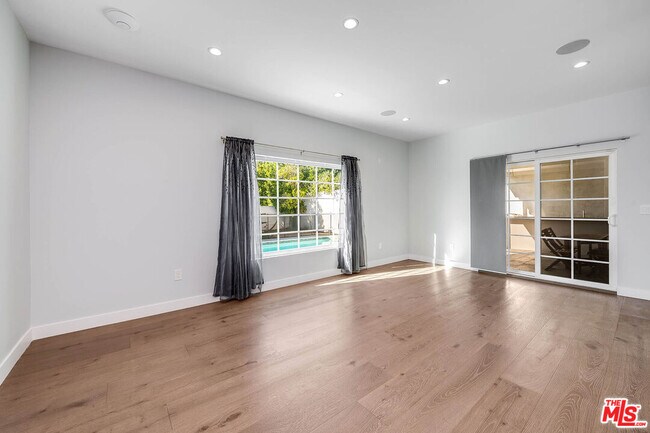 Building Photo - 523 E Fairmount Rd