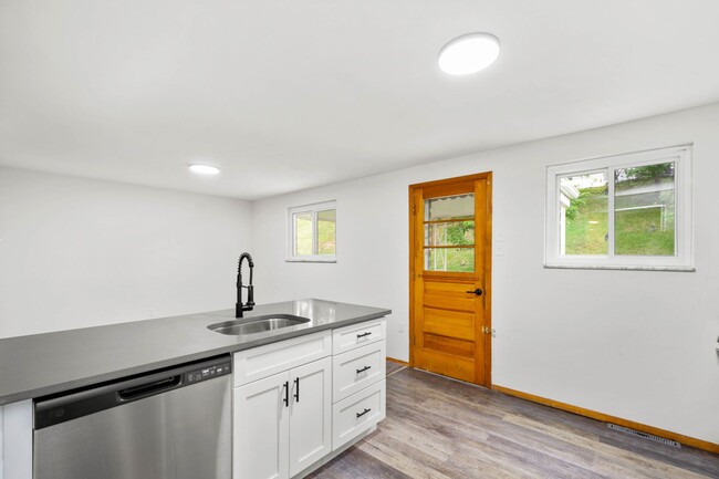 Building Photo - AVAILABLE AUGUST 1ST!! DON'T MISS TIS GORGEOUS 3 BEDROOM IN PENN HILLS!