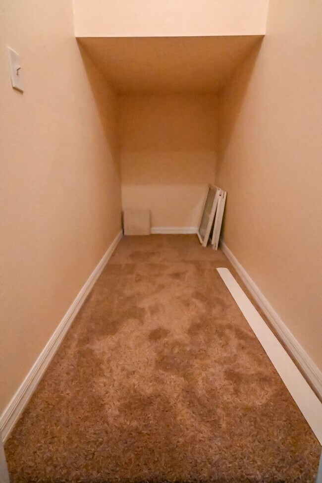 Building Photo - ~4/3~Monroe Circle~Woodwind Bay~Beautiful Town Home!