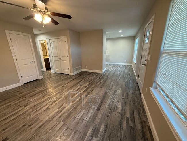 Building Photo - 1414 E 6th St