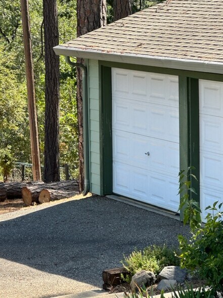 ONE car garage/storage - 11683 View Dr