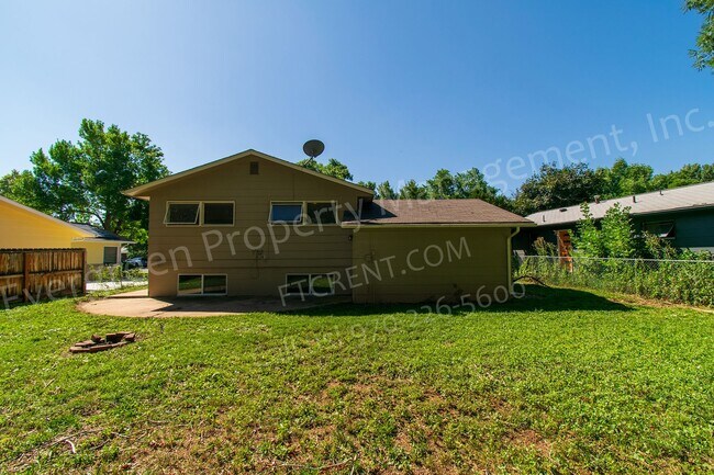 Building Photo - 1916 Larkspur Dr