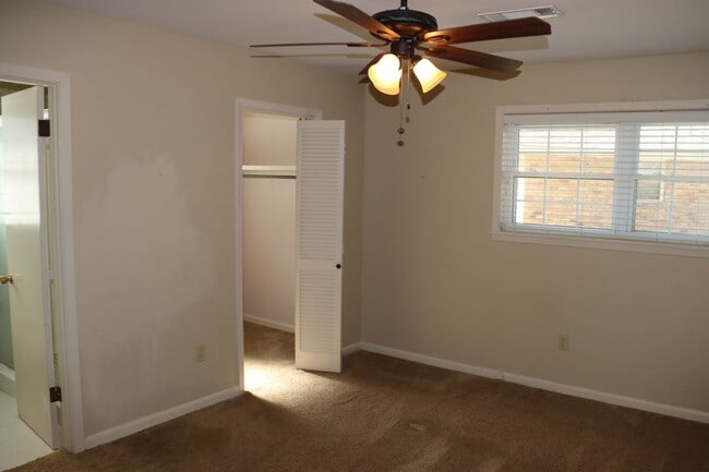 Building Photo - Charming family home in nice neighborhood