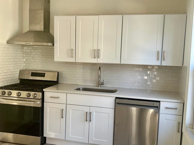 Building Photo - 22 E 39th St