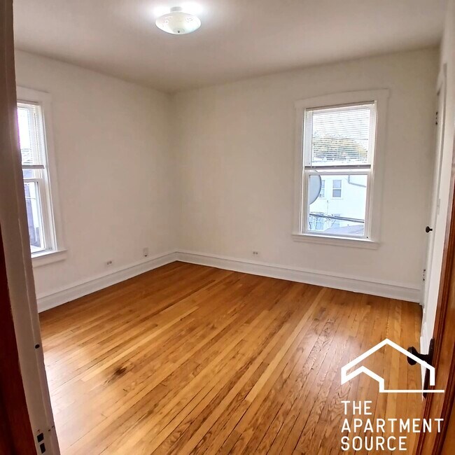 Building Photo - 5041 W Dickens Ave