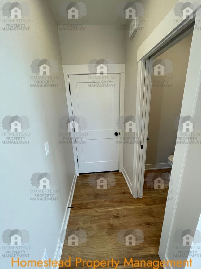 Building Photo - 186-188 SE Lacreole Dr