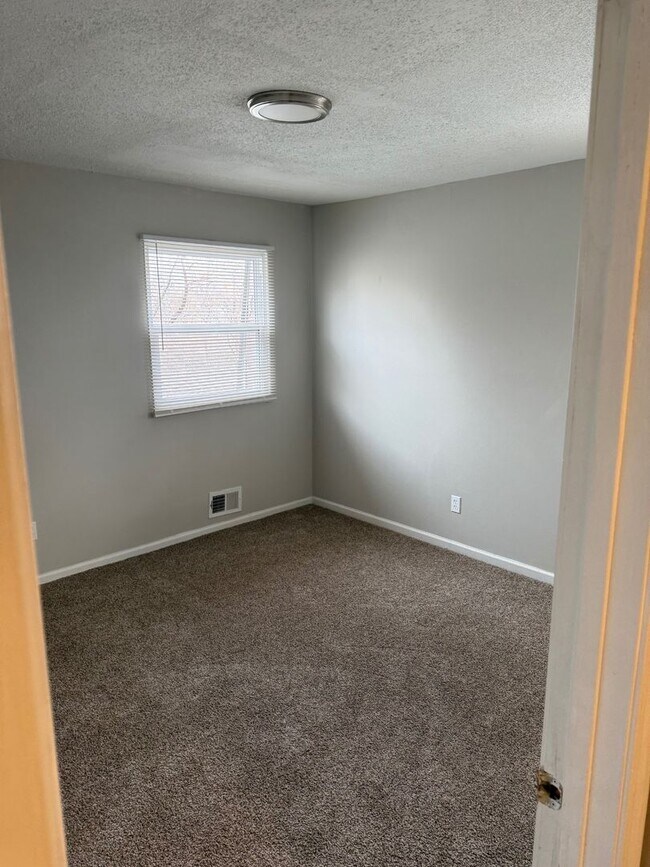 Building Photo - 315 Hawthorne Ct