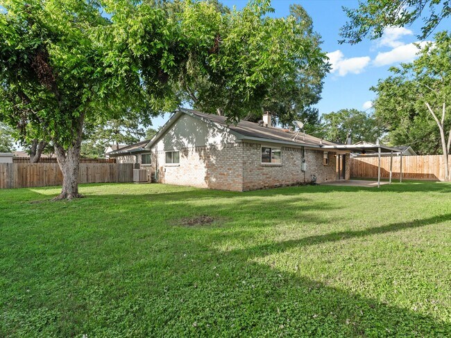 Building Photo - 9811 Charter Ridge Dr