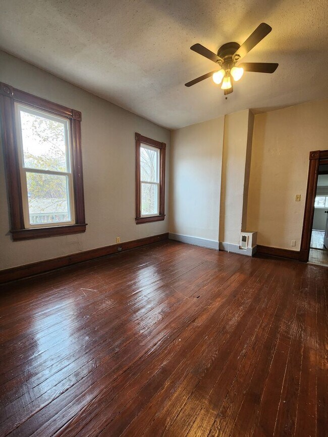 Building Photo - Three Bedroom in Alton