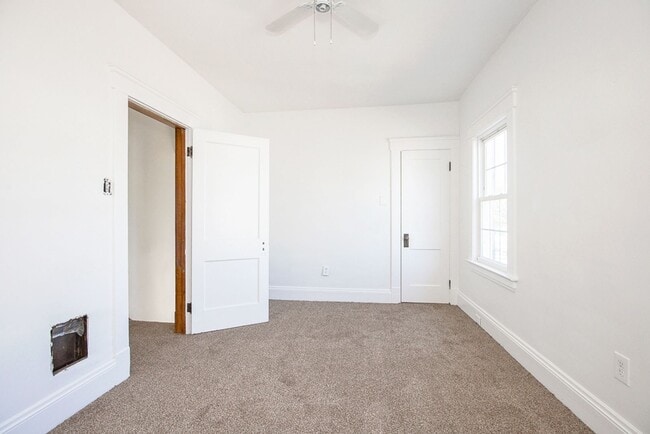 Building Photo - 3 BED 1 BATH BEAUTIFUL SINGLE FAMILY HOME ...