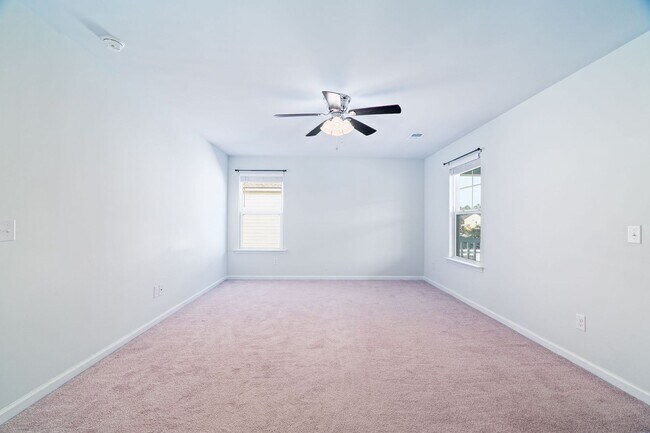 Building Photo - Cozy Living in The Ponds