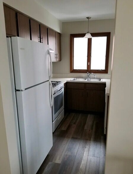 Building Photo - 9431 Kennedy Ave