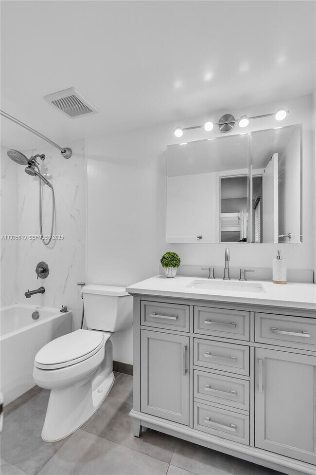 Building Photo - 341 W Park Dr