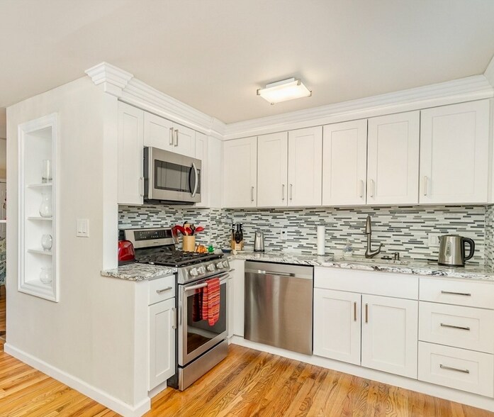 Building Photo - 5258 S Cloverdale Pl
